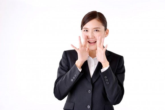 叫ぶ女性