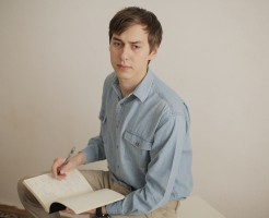 計画を立てる男性
