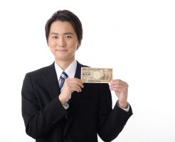 1万円を手にするサラリーマン