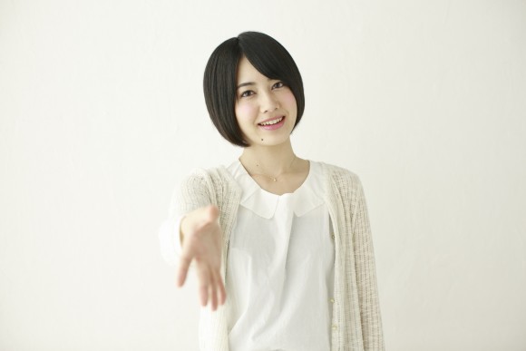 握手を求める女性