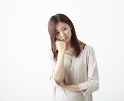 新宿事務所を検討中の女性