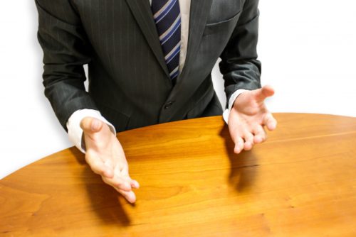 訴える男性