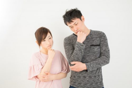 考える男女