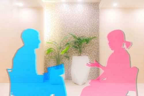 話し合う男女