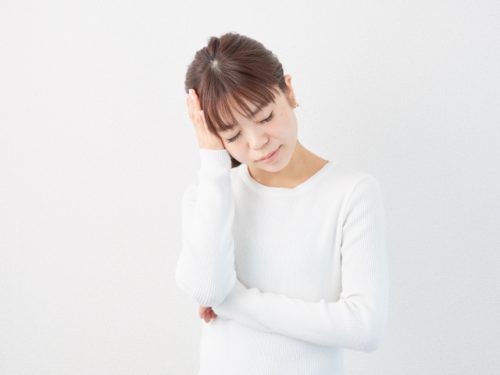 頭抱える女性