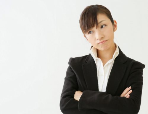 考える女性