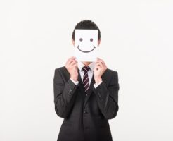 顔を隠す男性