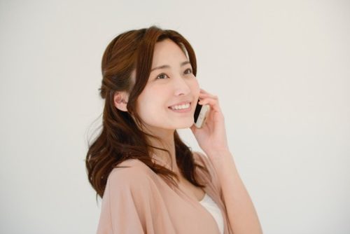 電話する美女
