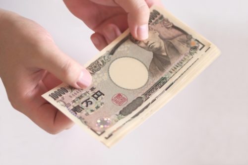 お金を出す手