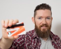クレジットカードで借りた男